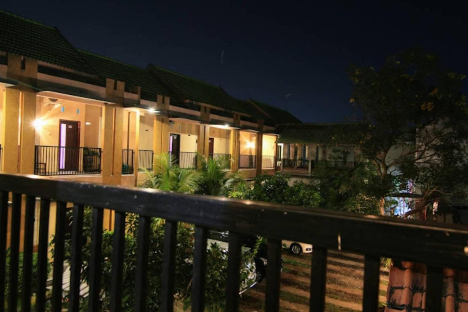 Surya Guest House Проболинго Экстерьер фото